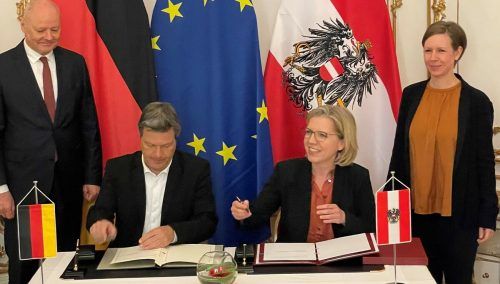 Leonore Gewessler und Robert Habeck unterzeichneten in Schönbrunn den Vertrag zur Gasdurchleitung.  BMK/Viktoria Miess