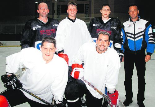Linz-Coach Helmut Keckeis (r.) bereitete im Sommer 2000 die Feldkircher Rick Nasheim, Michael Lampert, Raimund Divis (hinten), Gerhard Puschnik und Wolfgang Strauss in der Dornbirner Eishalle auf das Abenteuer in Linz vor. Bernd Damm jubelte bereits 1997 in der Stahlstadt. Petuely