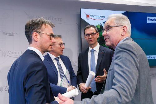 LR Daniel Zadra, Helmut Mennel (illwerke vkw), LH Wallner und Christof Germann (illwerke vkw) präsentierten neue Strompreise. VLK