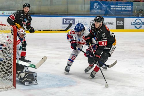 Luka Maver (r.) setzt sich gegen Adam Helewka durch, bezwingt Innsbruck-Torhüter Rene Swette zum 1:1.Ausgleich. Stiplovsek