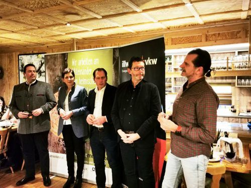 Manuel Bitschnau, Andrea Schwarzmann, Josef Moosbrugger, Andreas Neuhauser und Herbert Bitschnau beim Genussabend im Gasthaus Sulzfluh. bewusstmontafon