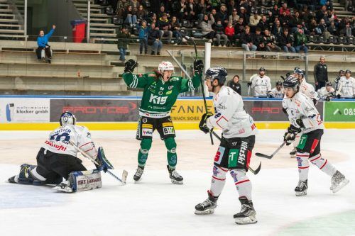 Manuel Metzler jubelt über seinen Treffer, der für den EC Bregenzerwald gegen Kitzbühel den 2:3-Anschlusstreffer bedeutet.  Stiplovsek