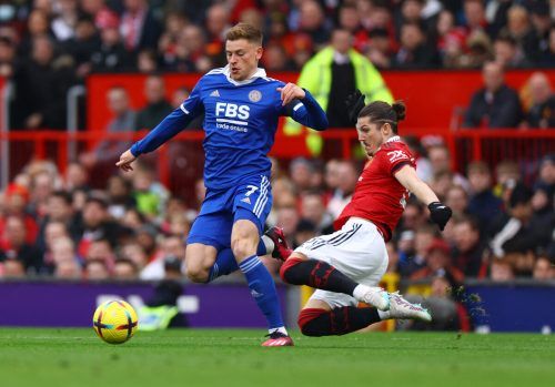 Marcel Sabitzer bei seiner Attacke gegen Leicesters Wout Faes. Reuters
