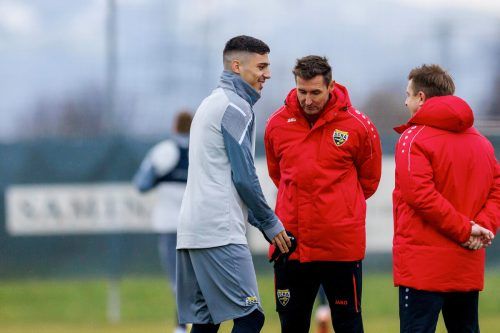 Marko Lazetic im Gespräch mit Coach Miroslav Klose und Co-Trainer Slaven Skeledzic. Meier