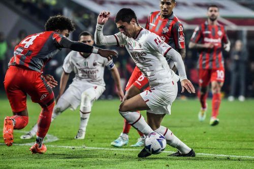 Marko Lazetić (M.) bei seinem Serie-A-Debüt für Milan gegen Cremonese. Reuters