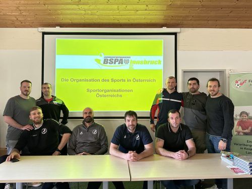 Marko Tanaskovic beim B-Lizenz-Trainerkurs in Bregenz mit Julian Rauch, Florian Mohr, Thomas Weber, Goran Aleksic, Petar Roganovic, Aliaksei Kishou, Dragoljub Perovic und Lukas Frühstück (v. l.).  Privat