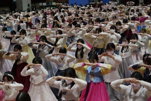 Maturantinnen in traditioneller Kleidung verbeugen sich bei einer Abschlusszeremonie an der Dongmyung Girls' High School in Seoul. AP