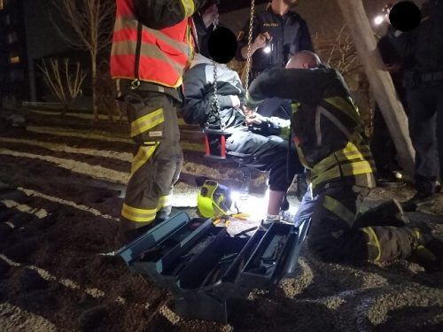 Mehr als 30 Einsatzkräfte mussten zu einem ungewöhnlichen Einsatz zu einem Kinderspielplatz ausrücken. FW Gisingen