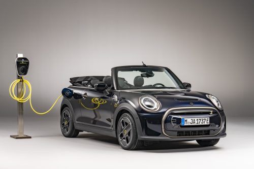 Mini wird sein 2022 als Einzelstück vorgestelltes Elektrocabriolet nun in einer Kleinserie bauen. Von der Cooper SE Cabrio getauften Variante sollen 999 Exemplare entstehen. Wie bereits die geschlossene E-Version bietet auch der offene 2+2-Sitzer einen 135 kW/184 PS starken E-Antrieb. 0 auf 100 in 7,3 Sekunden, 150 km/H Spitze. Die 32,6 kWh große Batterie erlaubt bis zu 200 Kilometer Reichweite.