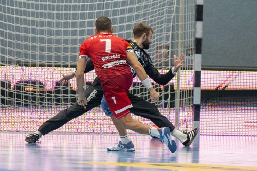 Mit einem Kraftakt in den letzten 90 Sekunden erkämpften Luca Raschle und der Alpla HC Hard im Hinspiel ein 26:26-Remis gegen Westwien. GEPA