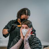 Friseur-Engel im Caritas Café