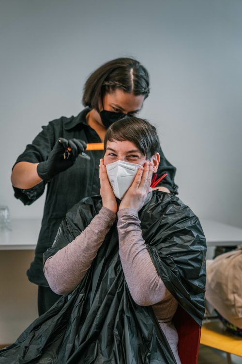 Mit Schere und Kamm zaubern die Barber Angels ein Lächeln ins Gesicht. Barber Angels
