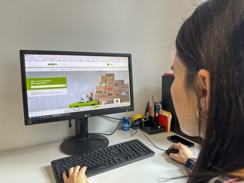 Mitarbeiterin Ayşe kümmert sich um den Onlineshop.