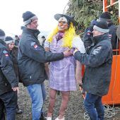 Die Hexe, Elfriede 43., kommt im Leiterwagen
