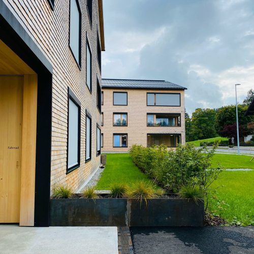 Morscher Bauprojekte und die Wohnbauselbsthilfe Bregenz haben in Krumbach ein Wohnquartier mit vier Passivhaus-Gebäuden und 43 Wohnungen realisiert. Morscher Bauprojekte, David Welsch