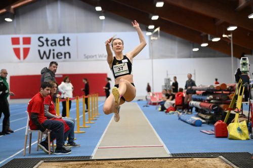Nach dem Freilufttitel 2022 holte Annika Rhomberg ÖM-U-20-Gold in der Halle. ÖLV