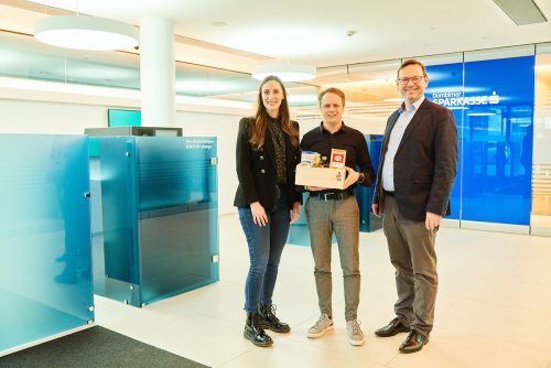 Nathalie Heinisch, GF Lustenau Marketing, und Vizebgm Daniel Steinhofer gratulieren Mark Nußbaumer.
