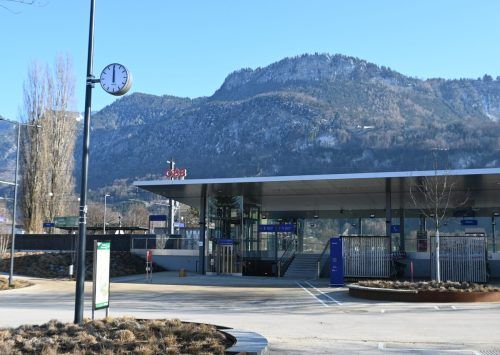 Wie von vielen Bahnreisenden gewünscht wurde eine Uhr beim Bahnhof angebracht.  GEmeinde