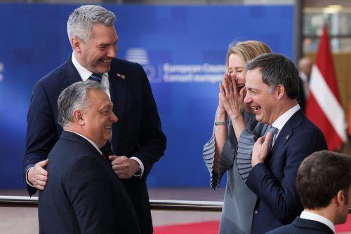 Nehammer und Ungarns Präsident Orban (v.l.) zeigen sich zufrieden.  Reuters