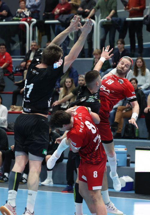 Nico Schnabl, bester Mann auf dre Platte, nahm in den lezten Minuten das Spiel in die Hand und führte Hard zum knappen Heimsieg über HSG Graz.  Hartinger