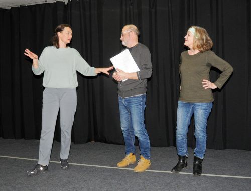 Nina Fritsch vom Landesverband der Amateurtheater mit Arthur Blum und Helga Pfeiffer, Theatergruppe Höchst.  AJK/2