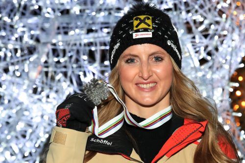 Nina Ortlieb (26) strahlte mit der Silbermedaille in der Abfahrt bei der Siegerehrung um die Wette. gepa