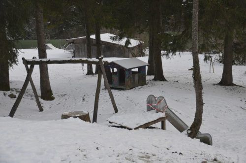 Noch ist der Spielplatz mit Schnee bedeckt und sieht nicht einladend aus, doch bald wird er aufgepeppt. DOB