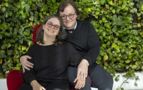 Nora mit ihrer Mutter Karin. „Wir würden alles füreinander tun“, sagen beide voller Inbrunst. Roland Paulitsch