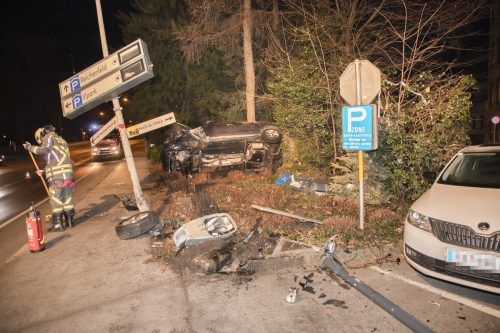 Nur ein Baum konnte die Schleudertour des Pkw stoppen. Die Insassen im Fahrzeug blieben unverletzt.   d. mathis