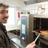 Auf flinken Sohlen den Braten gestohlen