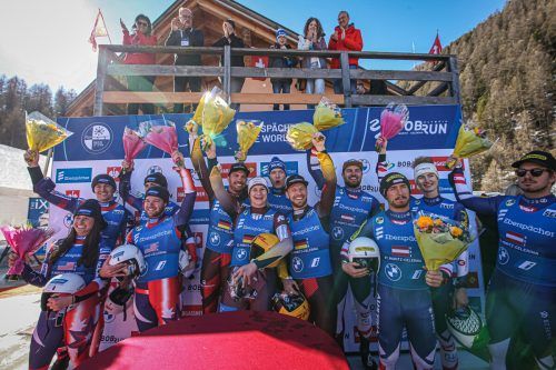 Österreichs Team mit Thomas Steu (rechts) jubelt über Rang drei im Teambewerb. VN