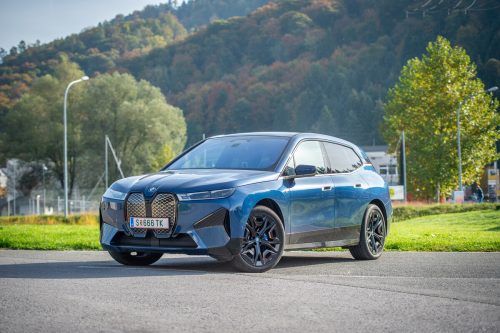 Optisch kein Leisetreter: Der BMW iX M60 ist ein echtes Kraftpaket und sieht auch so aus. M-typisch sind die blauen Bremssättel.