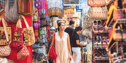 Orientalische Produkte, Essen, Blumen - auf dem Markt gibt es einfach alles. Shutterstock