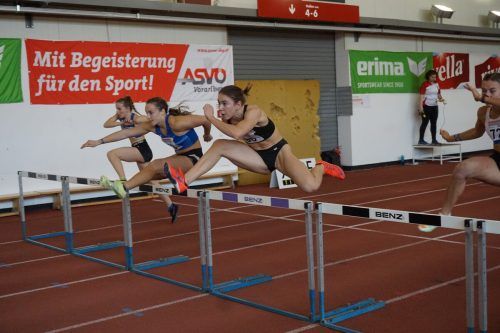 Packendes Hürdenduell zwischen Isabel Posch (r.) und Chiara-Belinda Schuler. VLV