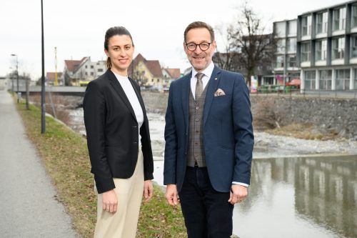Partnerschaft Die Junge Wirtschaft Vorarlberg (JWV) und die Generali Versicherung haben ihre Partnerschaft um drei Jahre verlängert. Die Zusammenarbeit besiegelten Gerhard Böhler, der Landesdirektor der Generali Versicherung, und Julia Grahammer, Geschäftsführerin der Jungen Wirtschaft. e.Sutter