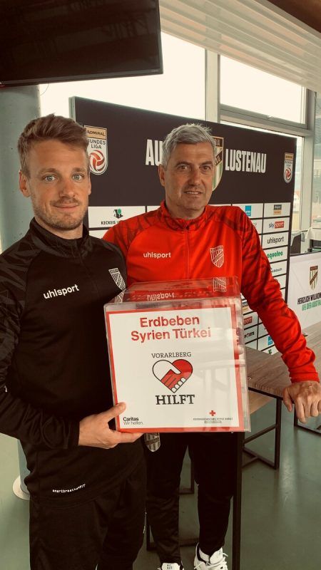 Pius Grabher und Markus Mader mit der Spendenbox für die Erdbebenopfer. mkr