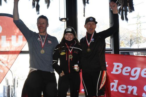 Pius Netzer, Ella Fiel und Stefan Mangard freuen sich über den Teamsieg. vsv