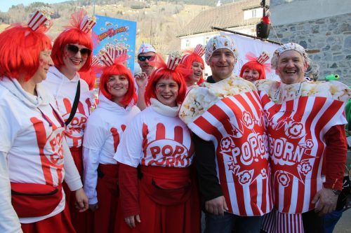 Popcornverkäufer und Popcorntüten ergänzten sich. STR