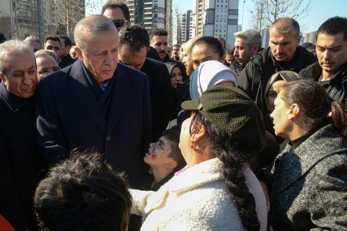 Präsident Erdogan im Gespräch mit Anrainern in der stark betroffenen Stadt Diyarbakir.  AFP