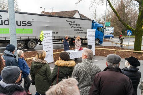 Protest im Zentrum des Verkehrswahnsinns: Befürworter und Gegner der S 18 fordern Sofortmaßnahmen. VN/Stiplovsek
