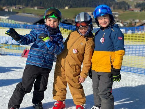 Quin, Efe und Elias haben sich sehr gefreut, dass sie Skifahren können. Sie haben die Skischule besucht.  VN/PEM