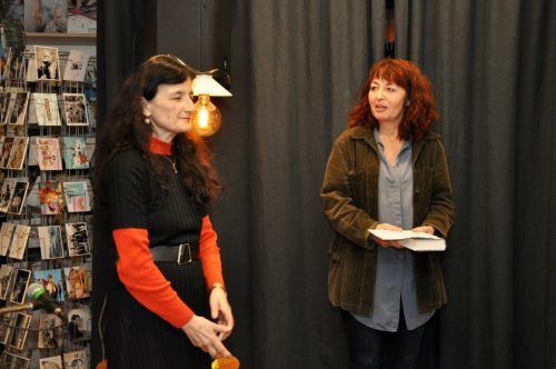 Rapunzel-Inhaberin Barbara Sohm (rechts) präsentierte dem Publikum die Tiroler Autorin, Künstlerin und Schauspielerin Minu Ghedina lcf (3)