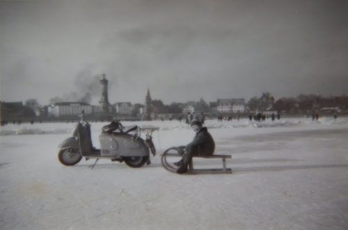 Rasante Fahrt über den See nach Lindau: Hubert Gögl saß auf der Rodel, sein Vater Walter lenkte den Roller.