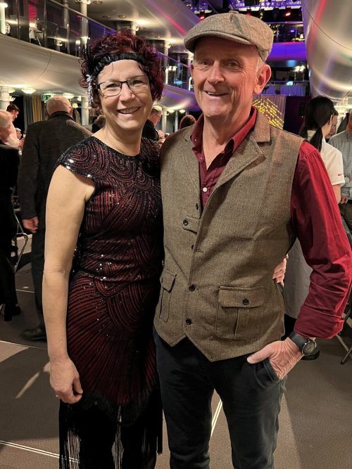 Rosi und Edmund Sonderegger mit dem passenden Kopfschmuck.