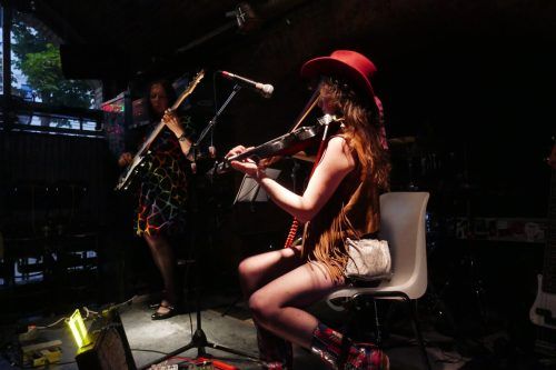 Roxanne Szankovich „Toxic Violin“ ist Geigerin der anderen Art, sie vermengt lustvoll Einflüsse aus ihrem klassischen Violinstudium, dem Heavy- und Psychedelic Rock und dem Folk und erschafft ihren ganz eigenen Sound. M. Wohlmuth