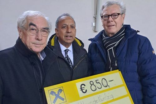 Scheckübergabe an den Nenzinger Pfarrer. Männerchor Nenzing