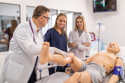 Schritt für Schritt werden die Lehrlinge an pflegerische Tätigkeiten herangeführt. Shutterstock