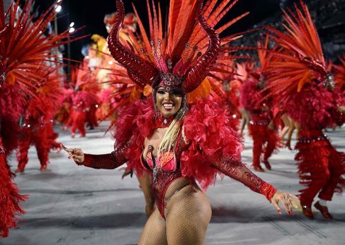 Sechs der Top-Schulen zogen am letzten Tag des Wettbewerbs durch das Samba-Stadion.  afp
