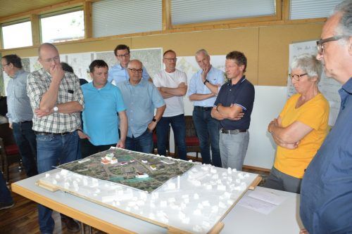 Seit geraumer Zeit wird an der Zentrumsentwicklung (wie hier bei einer Klausur 2018) gewerkelt, jetzt soll es ernst werden. Gemeinde