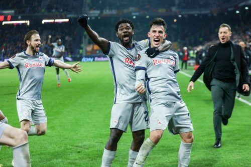 Sekou Koita feiert mit Nicolas Capaldo dessen Siegtreffer. Auch Kapitän Andreas Ulmer (links) und Trainer Matthias Jaissle stürmen auf den Goldtorschützen zu. gepa